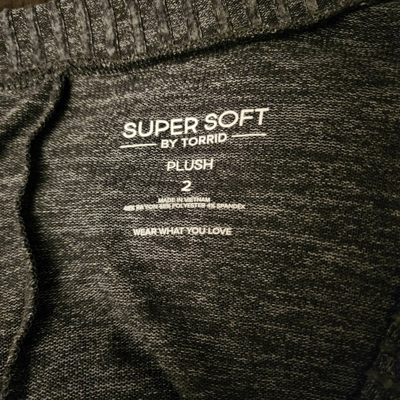 Torrid Super Soft Plush V-Neck Sweater size 2 - Picture 3 of 7